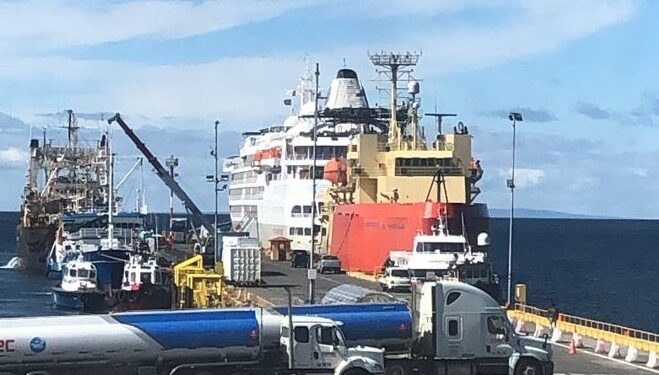 Empresa Portuaria Austral informa faenas de abastecimiento crucero Silver Cloud