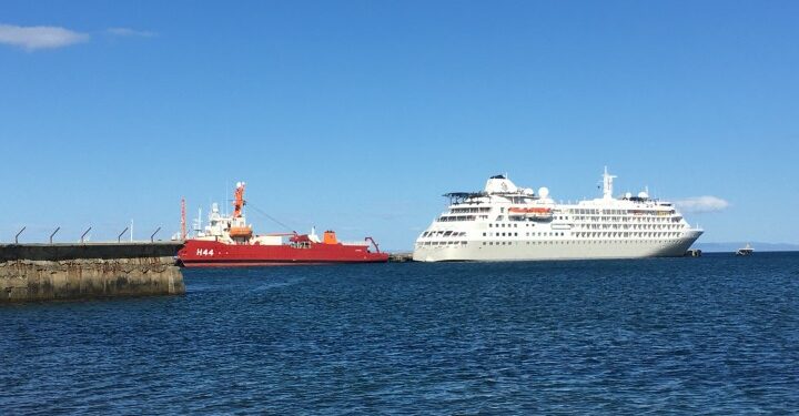 Empresa Portuaria Austral informa faenas de abastecimiento crucero Silver Cloud
