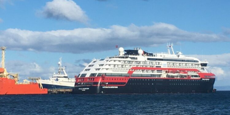 Empresa Portuaria Austral informa zarpe de crucero Roald Amundsen desde Punta Arenas rumbo a la Antártica