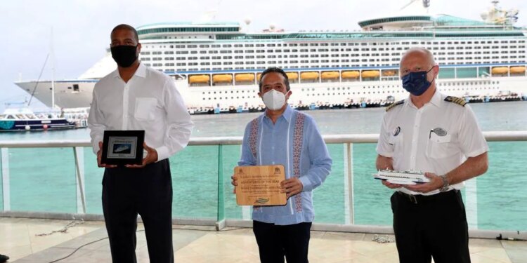 El barco, proveniente desde las Bahamas, tocó puerto en la isla de Cozumel alrededor de las 6 am.
