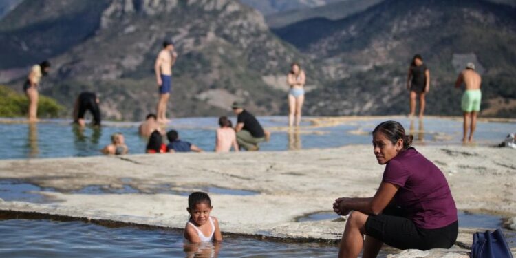 En Oaxaca, ‘Hierve el Agua’ ya recibe a turistas tras ser reabierto