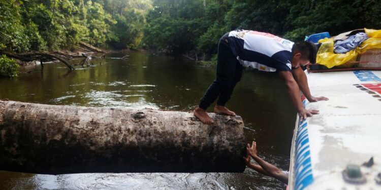 En el Amazonas peruano, las tribus "olvidadas" descubren el COVID-19 a medida que llegan las vacunas