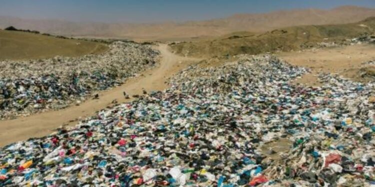 En el desierto de Atacama, el cementerio tóxico de la moda descartable
