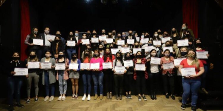 Entregaron los certificados de aprobación del curso introductorio para Coordinadores de Viajes | Bariloche Opina