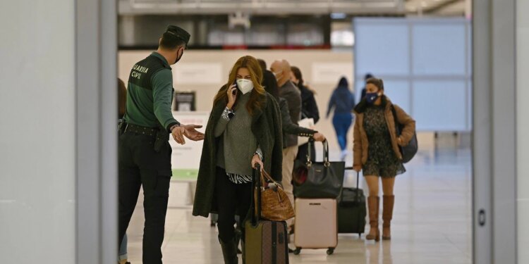 España endurece los controles en las entradas ante la nueva variante ómicron