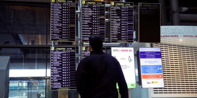 España incrementará restricciones de viaje ante las nuevas variantes de covid