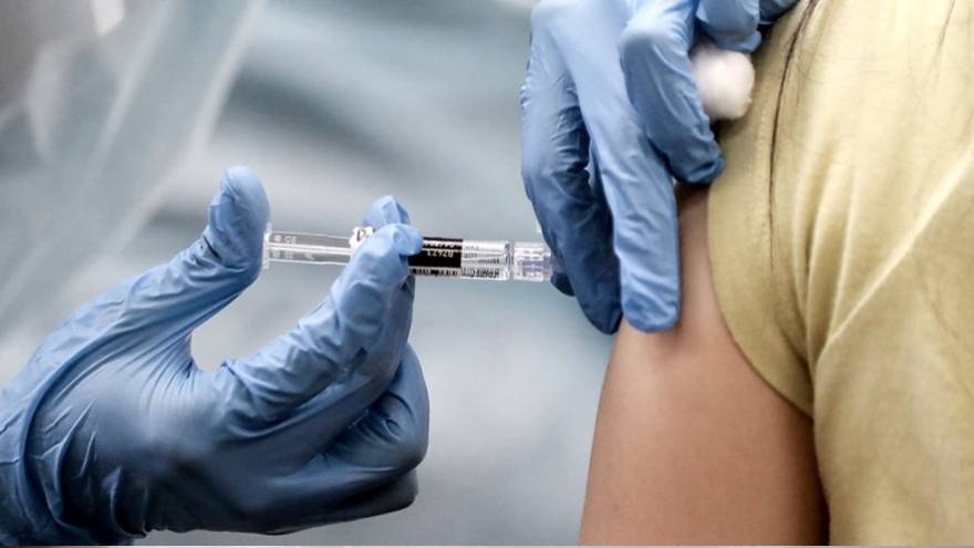 Además de la vacuna, la empresa exigirá un test de COvid-19