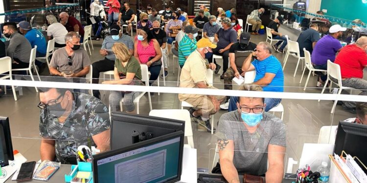 Cubanos en una agencia de viajes en Miami.