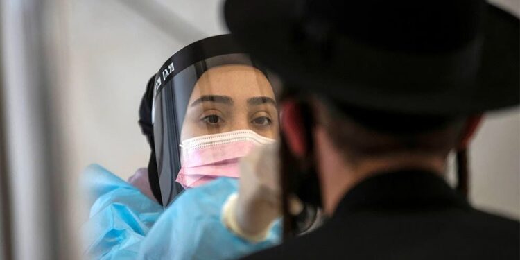 Estudia Israel prohibir viajes a Europa por Covid