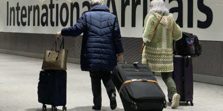 Europa suspende viajes desde África por nueva variante covid – Noticieros Televisa