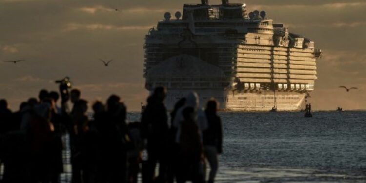 (FOTOS) Zarpa de puerto francés el crucero más grande del mundo