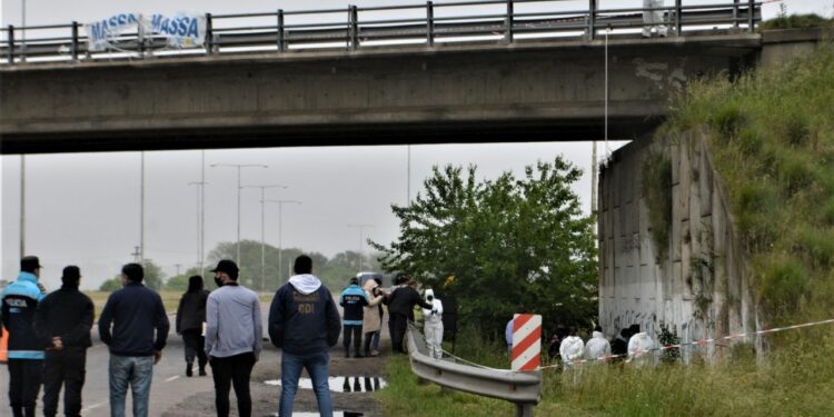 Fue hallado un hombre decapitado en el puente del Crucero