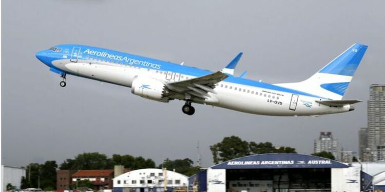Fuerte salida de dólares en octubre para viajes, pasajes y pagos con tarjeta
