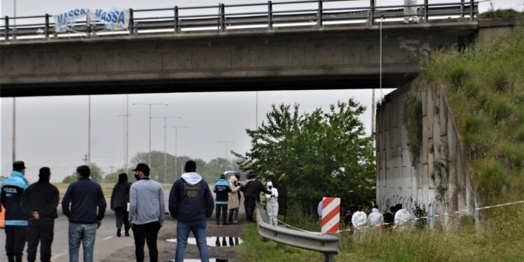 Hallan a un hombre decapitado en el puente del Crucero