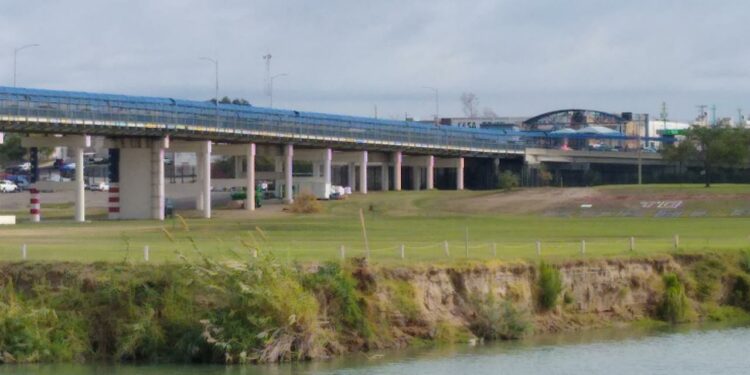 Bres Garza manifestó que se busca que sea una ceremonia en la que participen las asociaciones de agentes aduanales de ambos lados, es decir, tanto de Piedras Negras como de Eagle Pass.