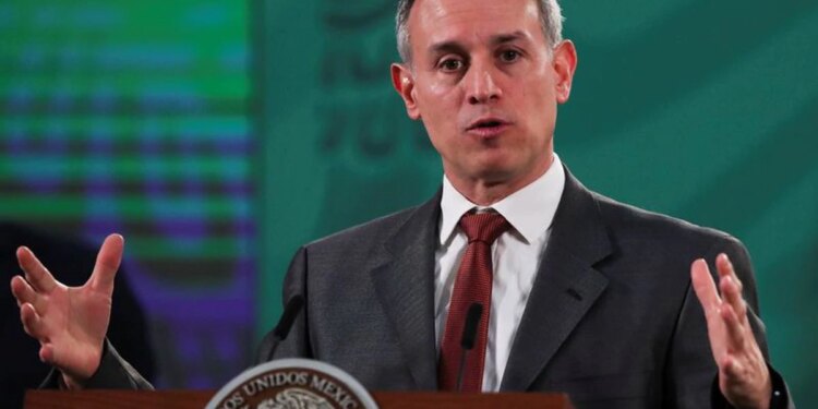Información sobre ómicron es "desproporcionada", poco útil restringir viajes: funcionario mexicano
