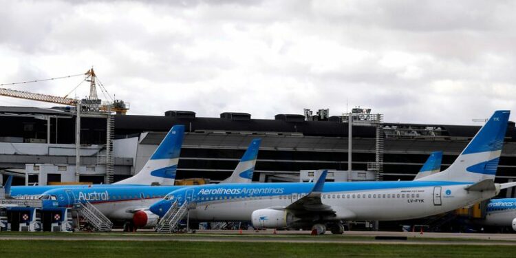 Insólito: Aerolíneas Argentinas ofrecía viajes en cuotas mientras el Banco Central lo prohibía