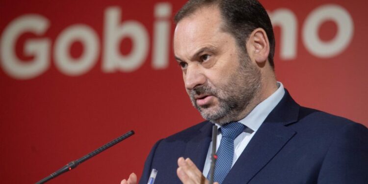 Ministro Ábalos: un hombre leal al PSOE con orígenes comunistas y marcado por el escándalo del Delcygate y Plus Ultra