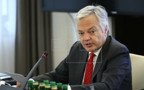 La CE recomienda limitar a 9 meses la validez del certificado covid para los viajes