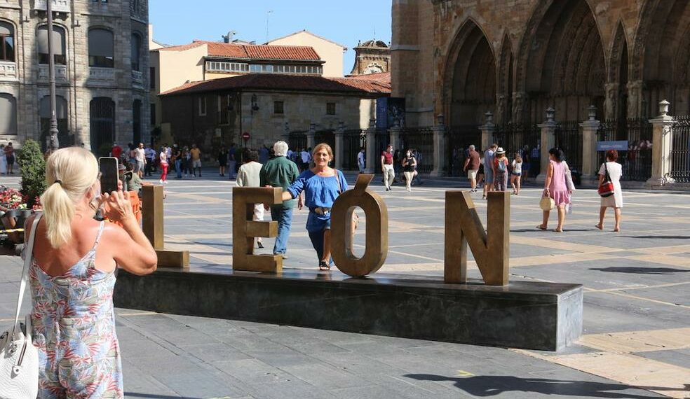 La afiliación crece en la comunidad aunque en menor porcentaje que la media nacional | En la imagen, un turista posa para una fotografía frente a la Catedral de León./