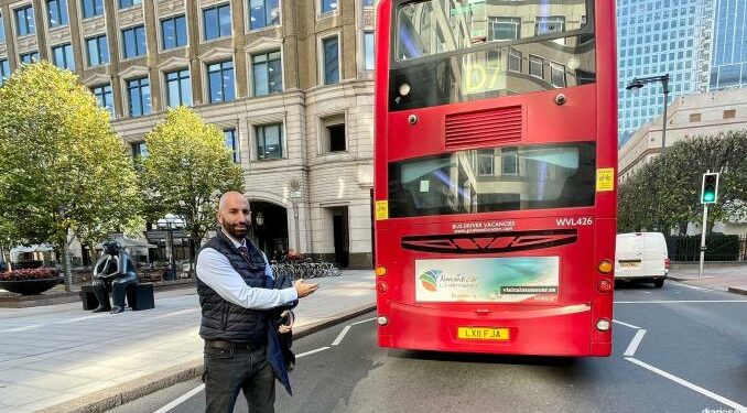 La imagen turística de Almuñécar La Herradura se promociona por las calles de Londres por medio de 36 autobuses