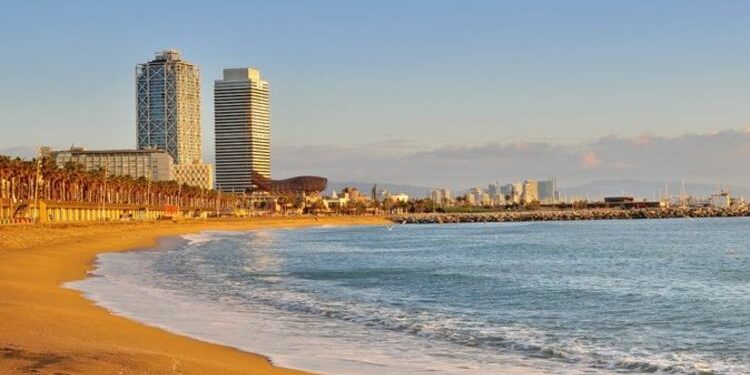 La playa de la Barceloneta en España elegida como uno de los mejores destinos para los turistas británicos | Noticias de viajes