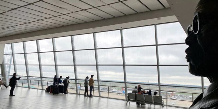 La preocupación por la variante ómicron provoca más restricciones a viajes al sur de África