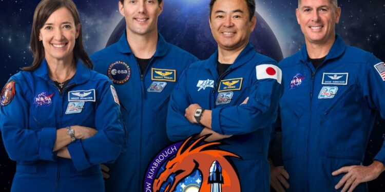 La razón científica por la que 4 astronautas que fueron a la Estación Espacial Internacional regresaron a la Tierra en pañales