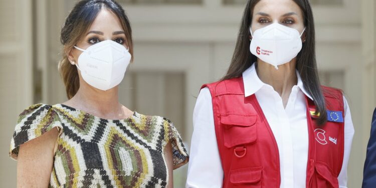 La reina Letizia concluye su viaje a Paraguay con ONG que trabajan por la mujer