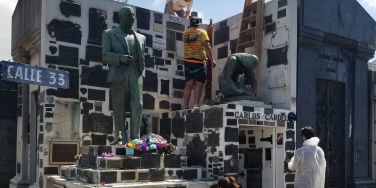 La restauración del mausoleo de Gardel en la Chacarita, a días de cumplirse 131 años de su nacimiento
