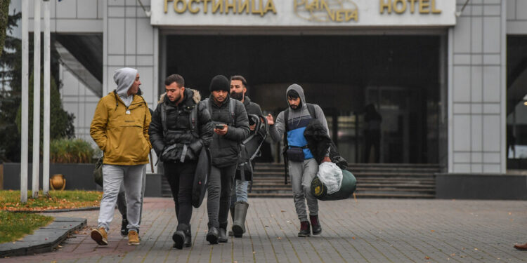 La ruta aérea a Bielorrusia cerrada a los migrantes en un intento por detener la crisis