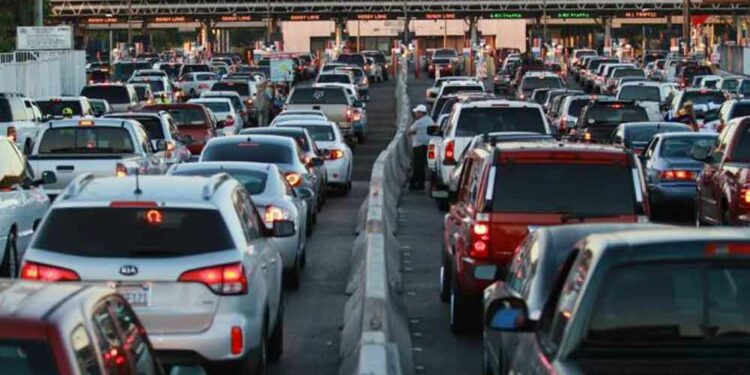 Largos tiempos de espera por apertura de fronteras terrestres, advierte CBP