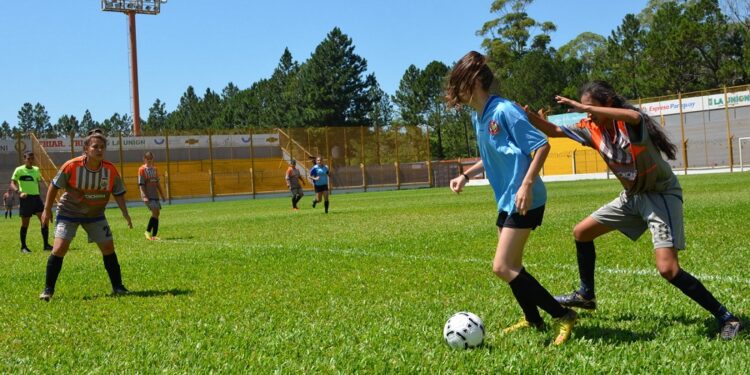 Las chicas se la juegan en el Torneo Integración de Crucero