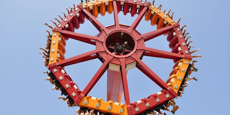 En el parque de atracciones Terra Mítica de Benidorm, España, las patas de los gusanos del parque cuelgan de un paseo circular en el aire