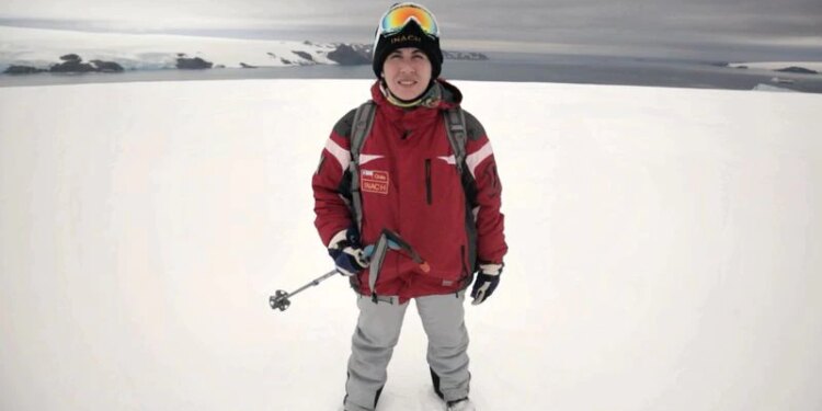 Libro relata viajes extremos de más de 50 mujeres a la Antártica