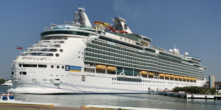 Llega por primera vez a Vallarta el crucero Navigator of the Seas