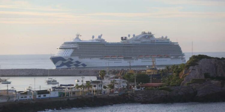 Llega último crucero a Mazatlán en Noviembre con mil 362 turistas