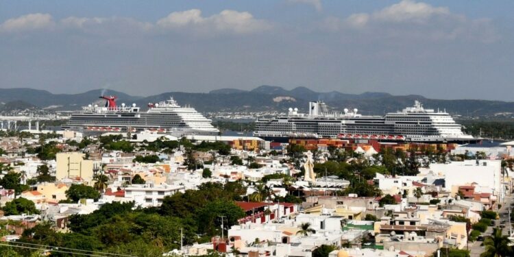 Llegan más de 4 mil turistas en dos cruceros a Mazatlán