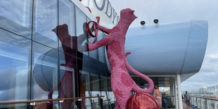 El Odyssey of the Seas tiene variedad de arte moderno. En la foto, una imponente escultura en cubierta.