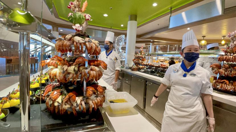 Los bufés son muy completos en este barco, con estaciones comidas, como en esta que es de mariscos.