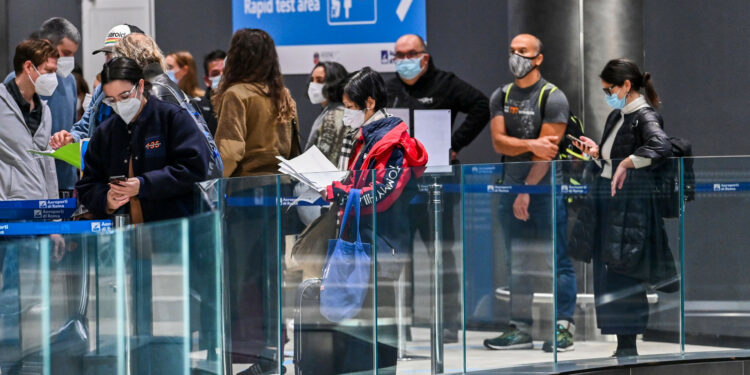 Lo que opina la comunidad sobre las restricciones de viajes hacia Estados Unidos por la nueva variante del coronavirus | Video | Univision 41 Nueva York WXTV