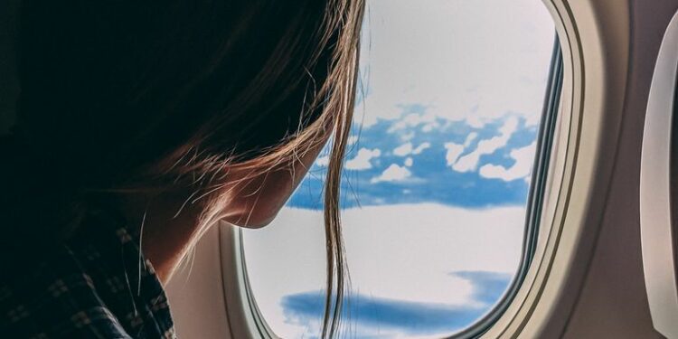 Los 17 errores imperdonables a la hora de viajar en avión, según los tripulantes de cabina