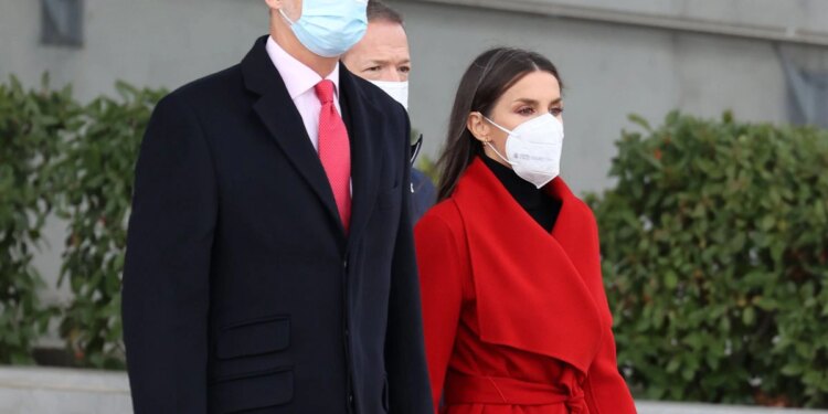 Los Reyes ponen rumbo a Suecia preparados para el frío del país nórdico con looks combinados en rojo y negro