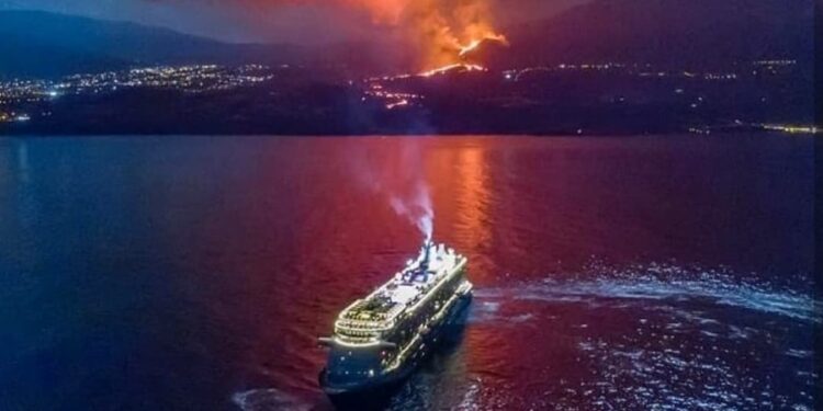 Los cruceros navegan por la costa de Aridane para contemplar el volcán