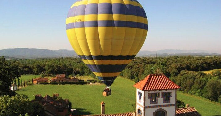 Antes de que llegue el invierno es posible experimentar la silenciosa y fascinante experiencia de recorrer las tierras de Vic, Sevilla, Segovia, Toledo y otros rincones de España a bordo de globos