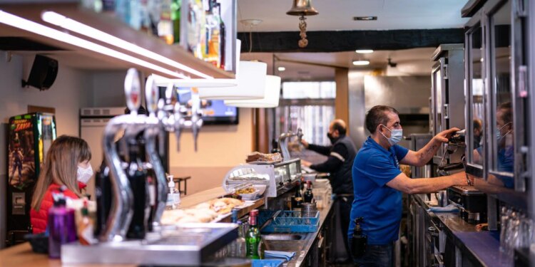 Los servicios y la industria encadenan en septiembre siete meses de subidas de la facturación | Economía