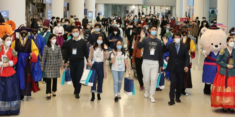 Los turistas llegan a Corea del Sur desde Singapur bajo un acuerdo de 'burbuja de viajes'