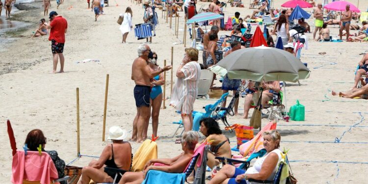 Foto: Vista general de la playa de Levante de Benidorm. (EFE)