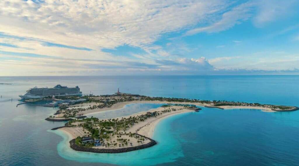 Aguas turquesas y playas vírgenes, una suave brisa que ondula las palmeras y un sol perezoso que acaricia la piel, cócteles exóticos y foodtrucks con comida bahameña, champagne y ostras, snorkel entre corales y fiestas descalzos al anochecer. En algún lugar de Islas Bimini, refugio de Ernest Hemingway y posible hogar de la ciudad perdida de la Atlántida, encontramos un diminuto paraíso con el nombre de Ocean Cay.