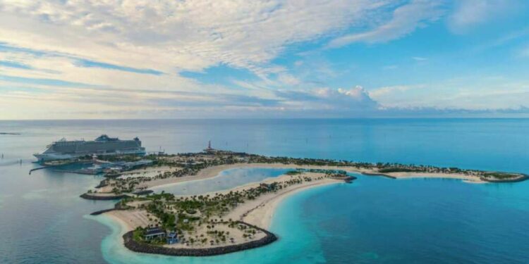 Aguas turquesas y playas vírgenes, una suave brisa que ondula las palmeras y un sol perezoso que acaricia la piel, cócteles exóticos y foodtrucks con comida bahameña, champagne y ostras, snorkel entre corales y fiestas descalzos al anochecer. En algún lugar de Islas Bimini, refugio de Ernest Hemingway y posible hogar de la ciudad perdida de la Atlántida, encontramos un diminuto paraíso con el nombre de Ocean Cay.